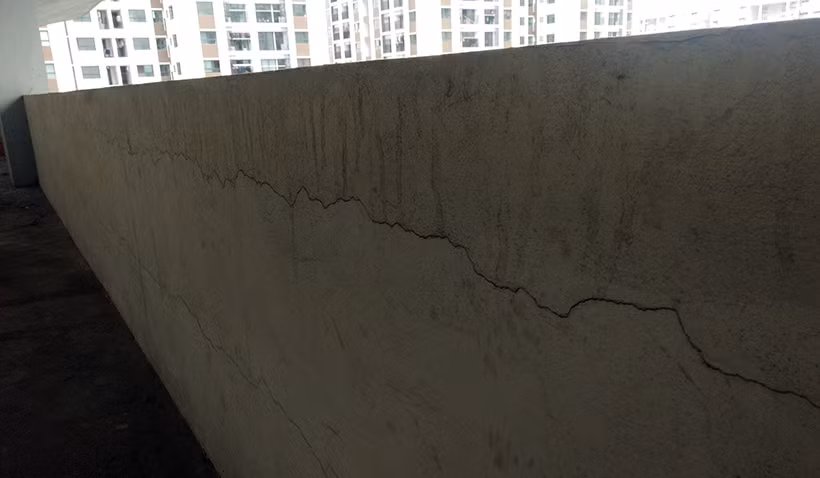 Trong khi đó, ở những bức tường lan can bên ngoài cũng bị rạn nứt, có dấu hiệu hư hỏng.