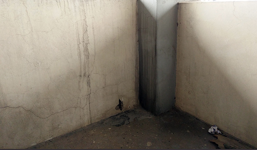 Một số vị trí gần cột trụ tường bị rạn nứt lộ hẳn lõi sắt bên trong ra ngoài.