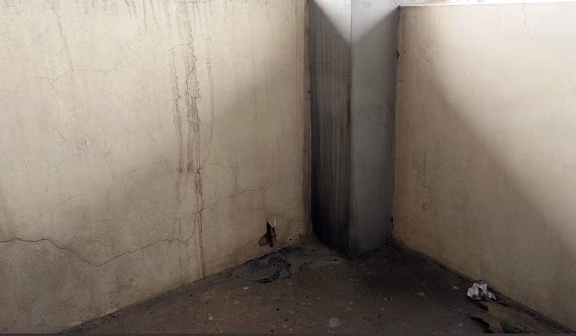 Một số vị trí gần cột trụ tường bị rạn nứt lộ hẳn lõi sắt bên trong ra ngoài.