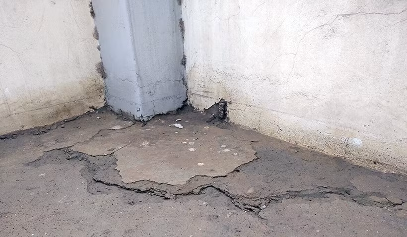 Thậm chí nhiều vị trí nền cũng bị rạn nứt, sụt xuống.