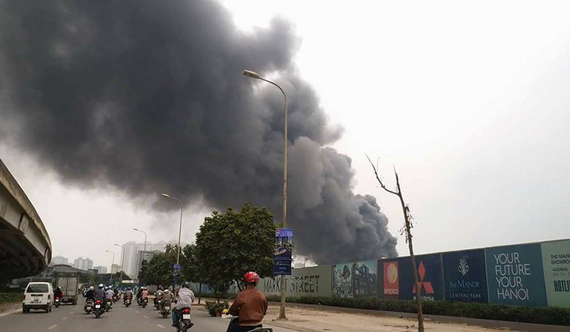 Nhiều người đi đường hoảng loạn khi phát hiện ra đám cháy.