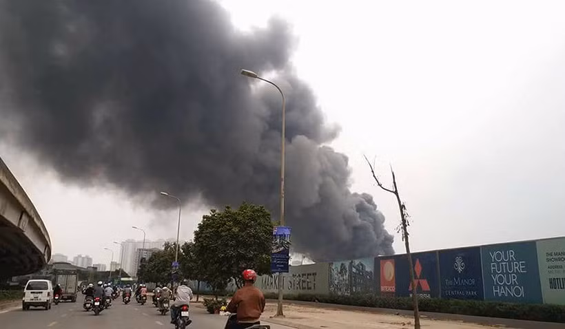 Nhiều người đi đường hoảng loạn khi phát hiện ra đám cháy.