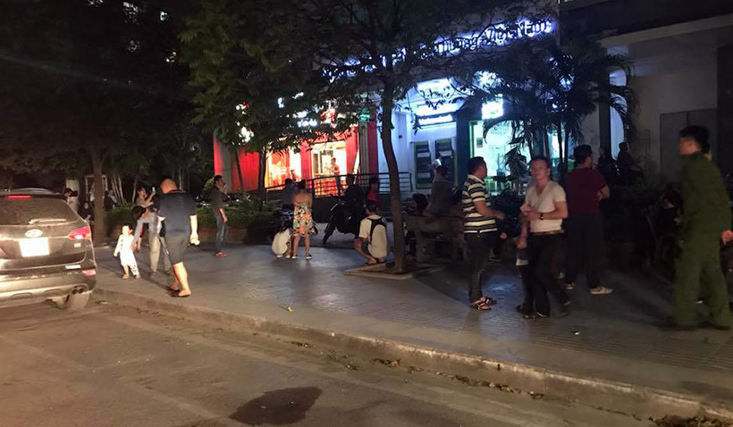 Cả trẻ nhỏ cũng được người dân khẩn trương bế ra khỏi tòa nhà, chờ lực lượng chức năng dập lửa.