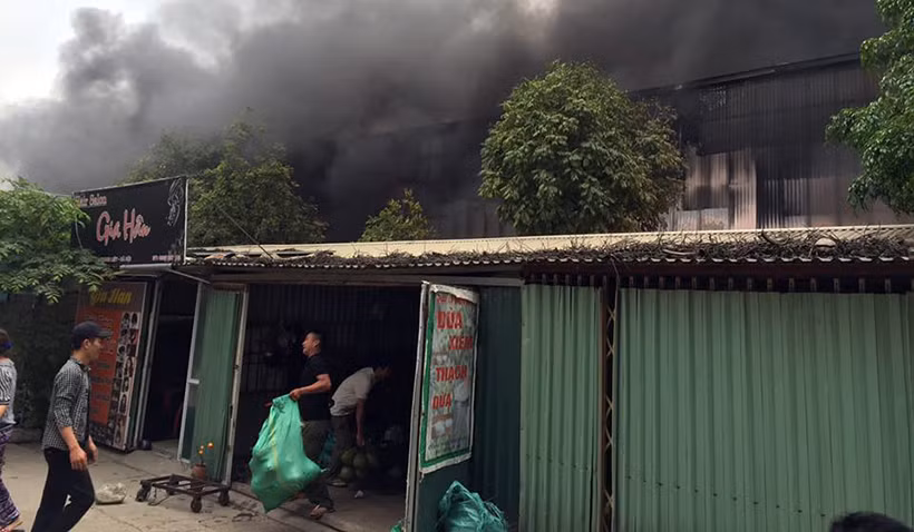 Một số chủ ki-ốt sát chợ khẩn trương di dời hàng hóa để tránh lửa cháy lan, gây thiệt hại.