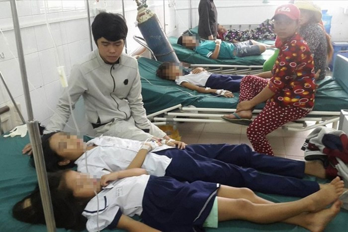 Các em học sinh nhập viện cấp cứu. Ảnh: Lao Động.