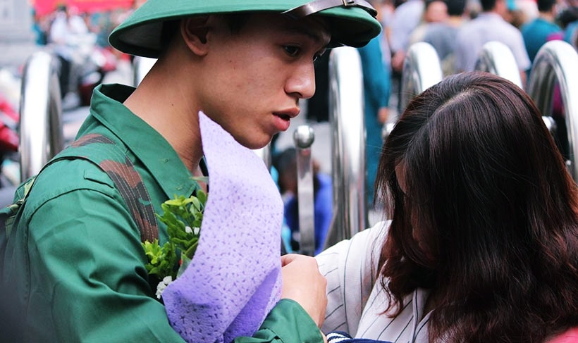 Phút lưu luyến của một cô gái tạm thời phải chia tay người yêu.