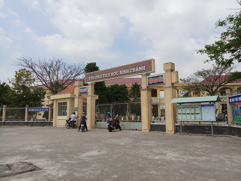 Trường tiểu học Bình Chánh, nơi xảy ra vụ việc. Ảnh: PLO.