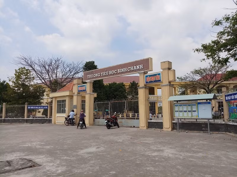 Trường tiểu học Bình Chánh, nơi xảy ra vụ việc. Ảnh: PLO.