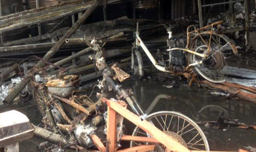 Nhiều xe máy bên trong nhà xưởng hư hỏng, chỉ còn lại trơ khung.