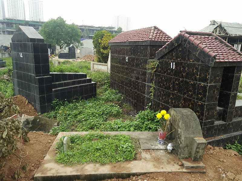 Một số ngôi mộ khác được đánh số để chuẩn bị di dời.