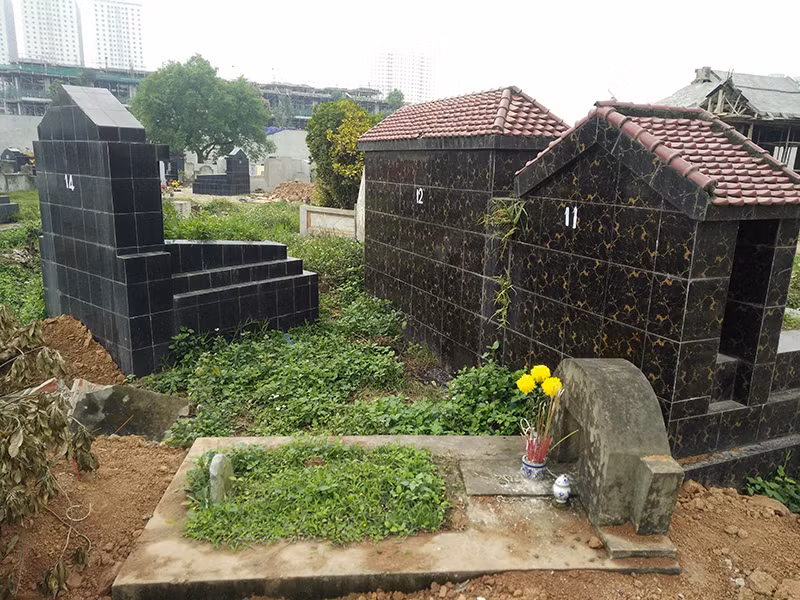 Một số ngôi mộ khác được đánh số để chuẩn bị di dời.