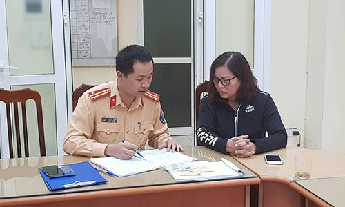 Bà Tuyết làm việc với CSGT.