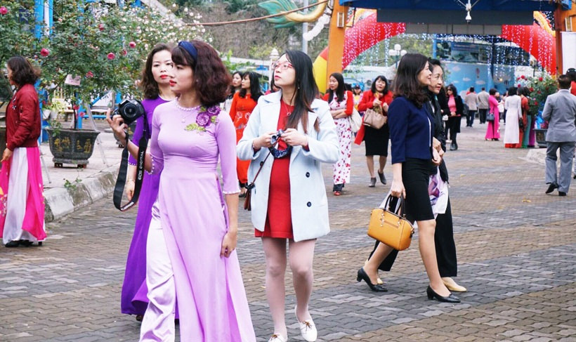 Tại lễ hội, ngoài việc trưng bày hoa, chế phẩm từ hoa hồng, ban tổ chức lễ hội còn có nhiều hoạt động biểu diễn mang đậm nét văn hóa Bulgaria.