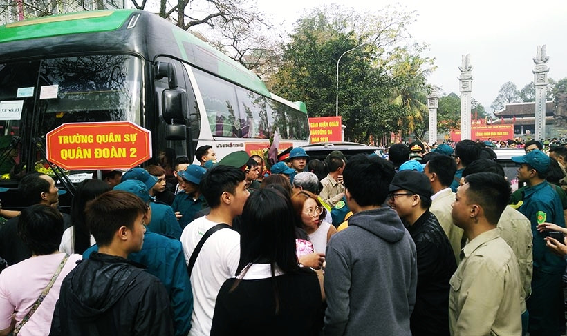 Người thân các tân binh nắm tay thật chặt, dặn dò, nhắn nhủ và không khỏi bịn rịn…