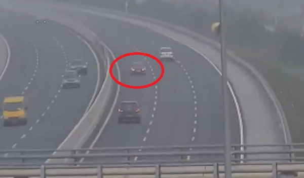 Bất chấp các phương tiện đang đi đúng đường, nữ tài xế (xe đỏ) vẫn điều khiển ô tô chạy ngược chiều trên cao tốc Hà Nội - Hải Phòng.