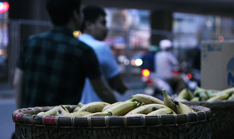 Chùa Phúc Khánh đã chuẩn bị những thúng chuối đặt ở hai điểm là đầu ngã tư Tây Sơn - Thái Thịnh và đầu đường Tây Sơn - Ngã Tư Sở để phát cho người dân.