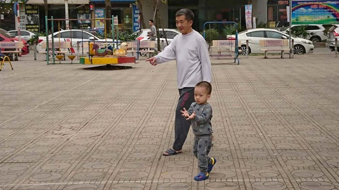 Ông Trần Quang Vinh cùng cháu trai sau khi chạy khỏi tòa nhà