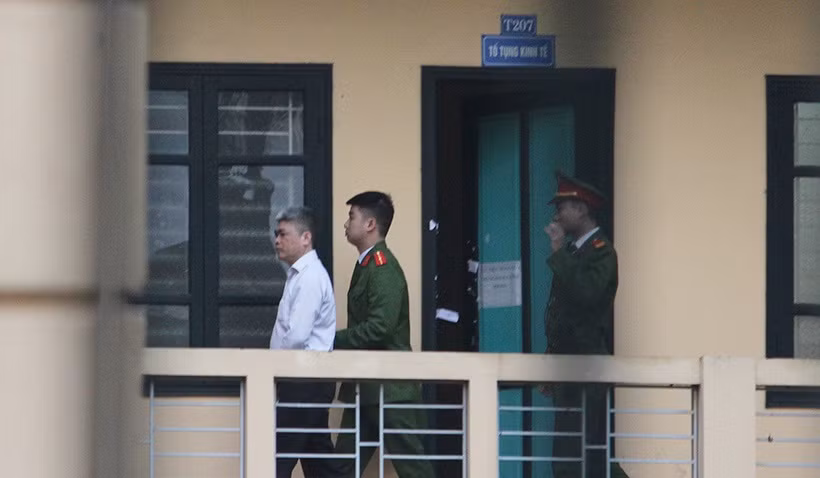 Trong ảnh là bị cáo Nguyễn Xuân Sơn (nguyên Phó tổng Giám đốc PVN) được cảnh sát dẫn giải đến tòa.