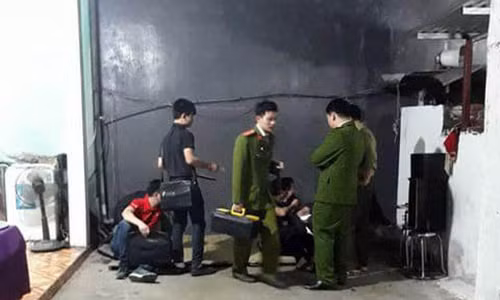 Công an khám nghiệm hiện trường.