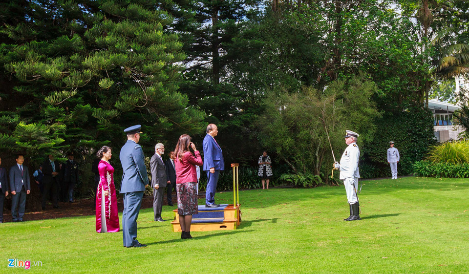New Zealand bắn 19 phát đại bác, thể hiện nghi thức chào đón cao nhất dành cho người đứng đầu chính phủ. Lễ đón diễn ra trong khu vườn xanh mướt cây cỏ, một đặc trưng và cũng là niềm tự hào của người dân xứ kiwi, nơi chất lượng môi trường xếp hàng đầu thế giới. Ảnh: Thanh Tuấn.