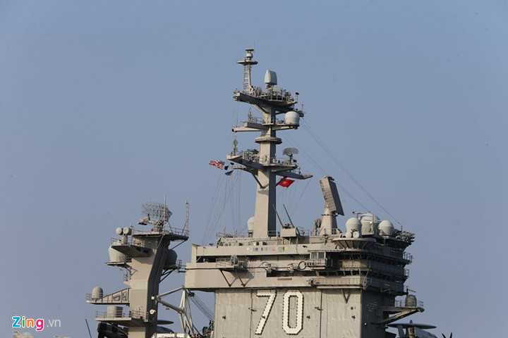 Cờ Việt Nam cùng cờ Mỹ tung bay trên nóc tàu USS Carl Vinson.