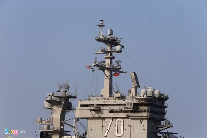 Cờ Việt Nam cùng cờ Mỹ tung bay trên nóc tàu USS Carl Vinson.