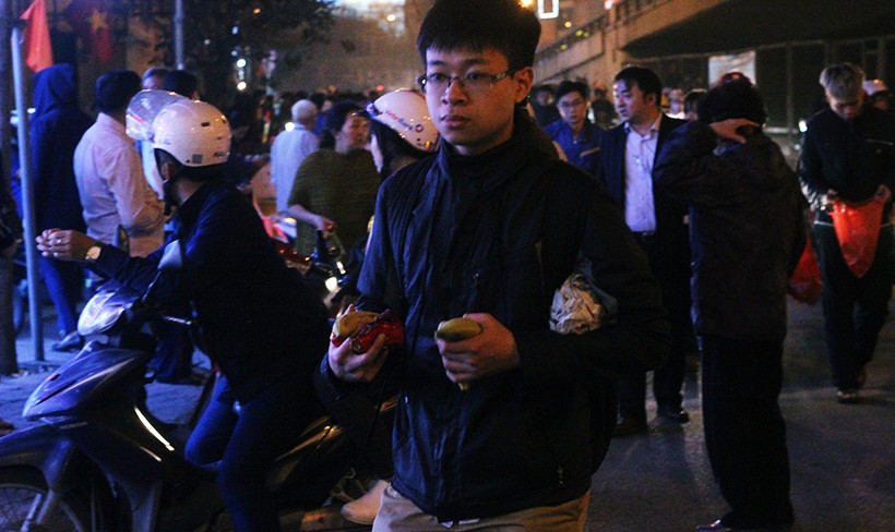 Do người dân xô đẩy, tranh giành nhau lấy lộc nên chỉ khoảng 15 phút, lộc chùa Phúc Khánh đã được phát hết.