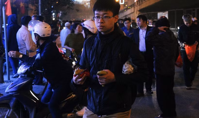 Do người dân xô đẩy, tranh giành nhau lấy lộc nên chỉ khoảng 15 phút, lộc chùa Phúc Khánh đã được phát hết.