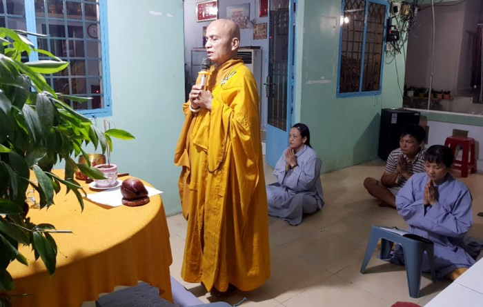 Ông Hải rước thầy cầu siêu cho 13 nạn nhân. Ảnh: Lê Trai.