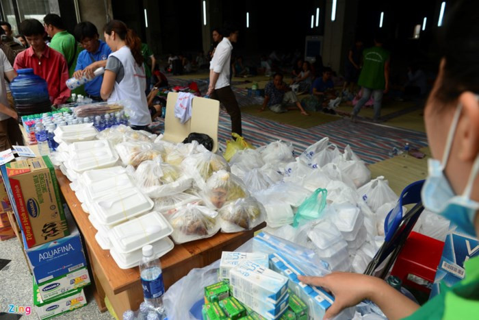 Nhiều suất cơm được phát miễn phí. Ảnh: Tùng Tin.