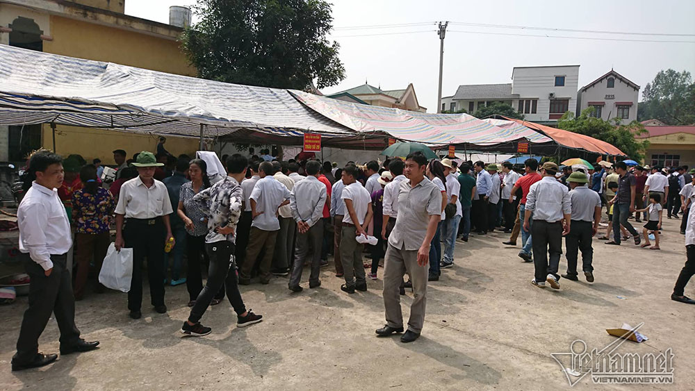 Đến chiều, các gian hàng vẫn chật kín người mua