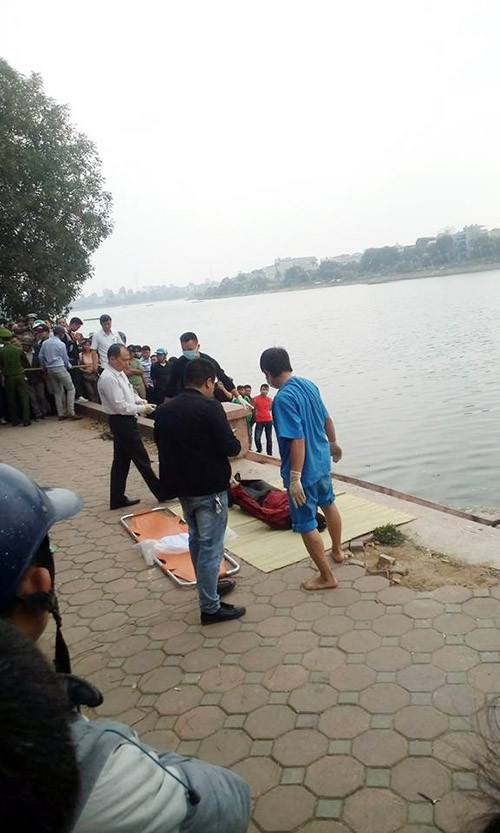 Đang tập thể dục, tá hỏa phát hiện thi thể nổi trên hồ ở Hà Nội Dang tap the duc, ta hoa phat hien thi the noi tren ho o Ha Noi