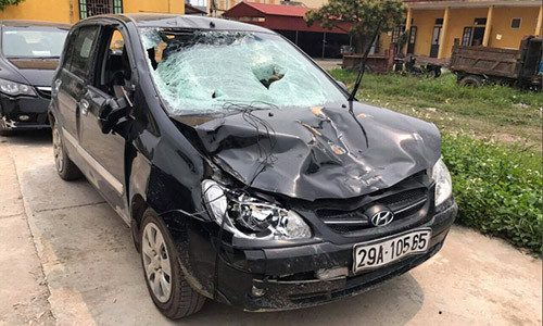 Chiếc xe ô tô gây tai nạn khiến 4 học sinh thương vong.