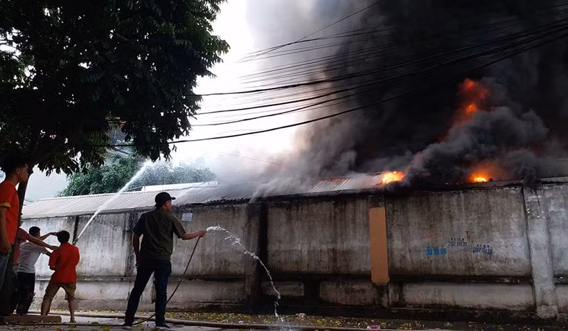 Nhiều người dân đã sử dụng vòi nước nhỏ tại khu vực hiện trường để cứu hỏa bước đầu, nhưng do lửa cháy quá lớn, kèm theo gió thổi mạnh nên đám cháy bùng phát dữ dội hơn.