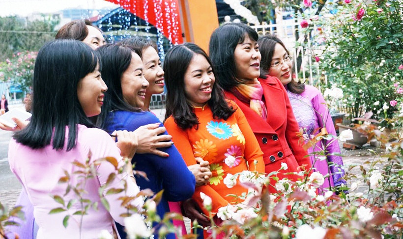 Hội chị em đua nhau “tự sướng” ở lễ hội hoa hồng Bulgaria khai mạc đúng Ngày quốc tế Phụ nữ mùng 8/3.