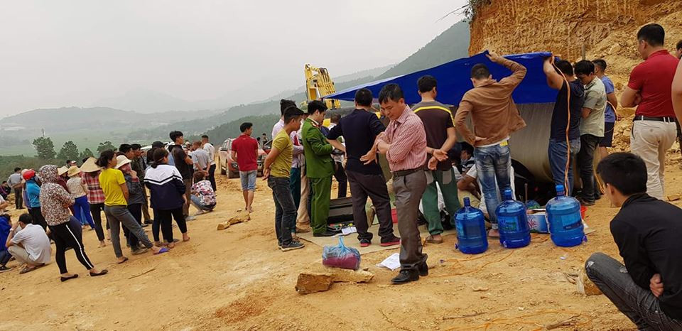 Lực lượng chức năng khám nghiệm hiện trường.