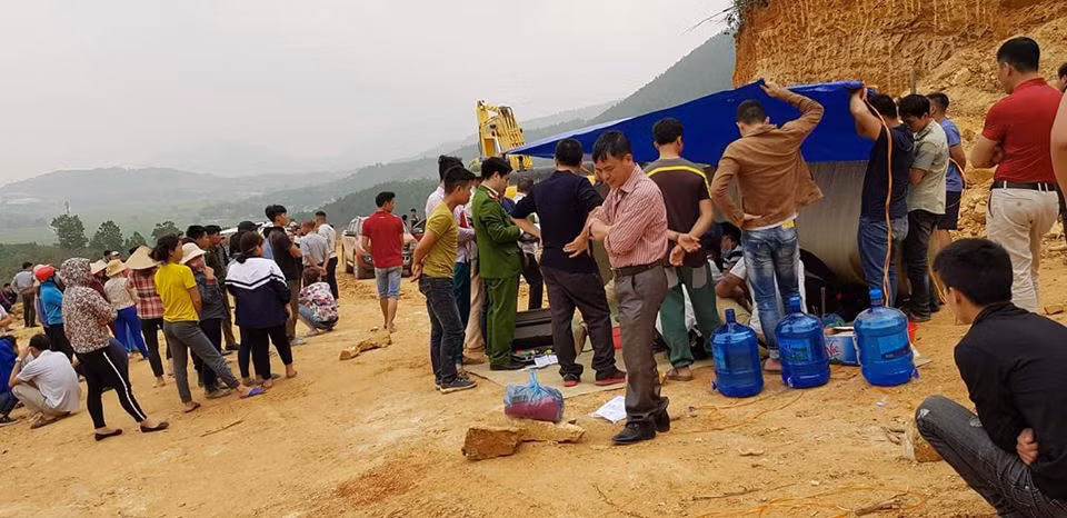 Lực lượng chức năng khám nghiệm hiện trường.