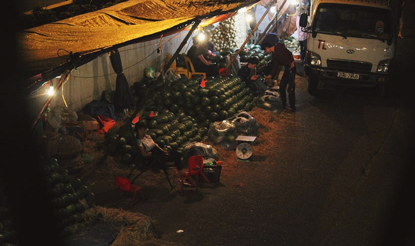 Gánh nặng mưu sinh để lo cho cuộc sống chẳng cho phép những người phụ nữ này có được giây phút nghỉ ngơi.