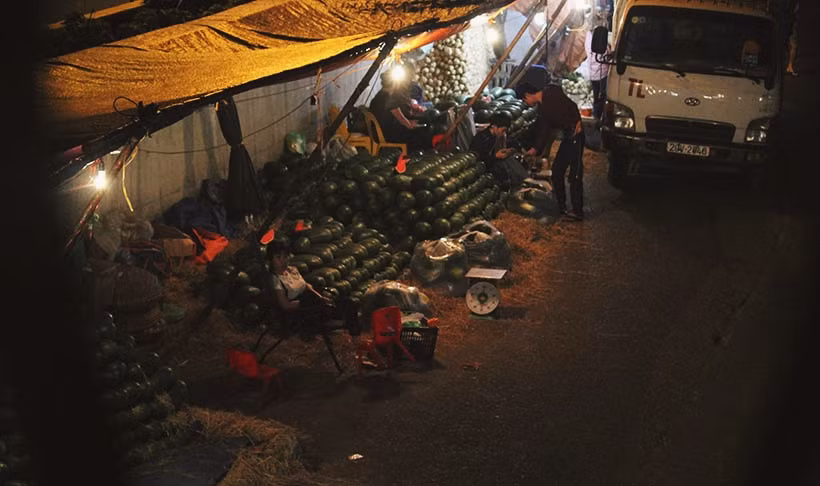 Gánh nặng mưu sinh để lo cho cuộc sống chẳng cho phép những người phụ nữ này có được giây phút nghỉ ngơi.