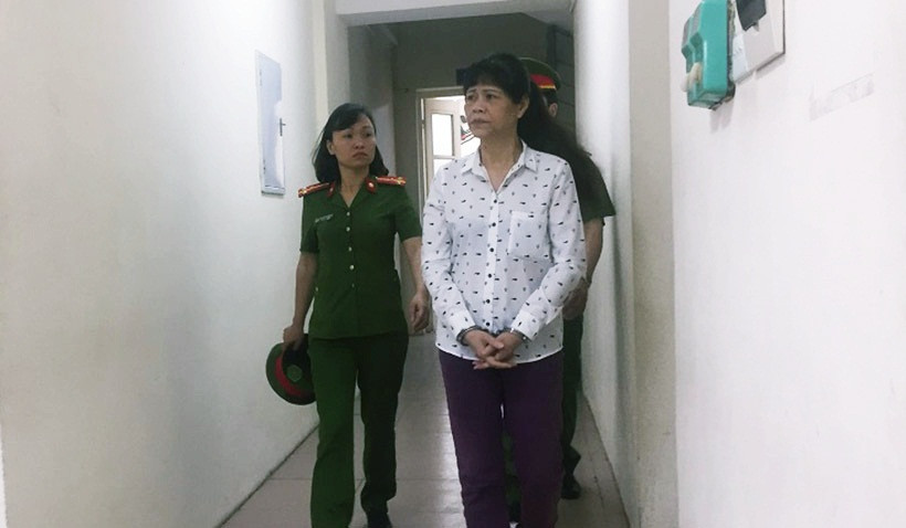 Đúng 8h40, bị cáo Lê Thị Thì (tức Lê Thị Thanh, SN 1962, Dịch Vọng Hậu, Cầu Giấy, chủ cơ sở hàn xì) được cảnh sát dẫn giải vào phòng xét xử.