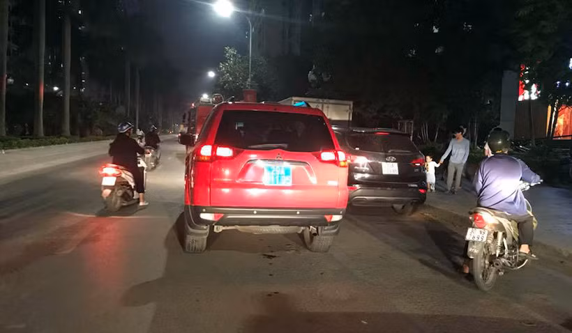 Một số người di chuyển qua khu vực hiếu kỳ dừng lại để xem đám cháy. Hiện nguyên nhân vụ cháy chung cư ở Hà Nội đang được điều tra, làm rõ.