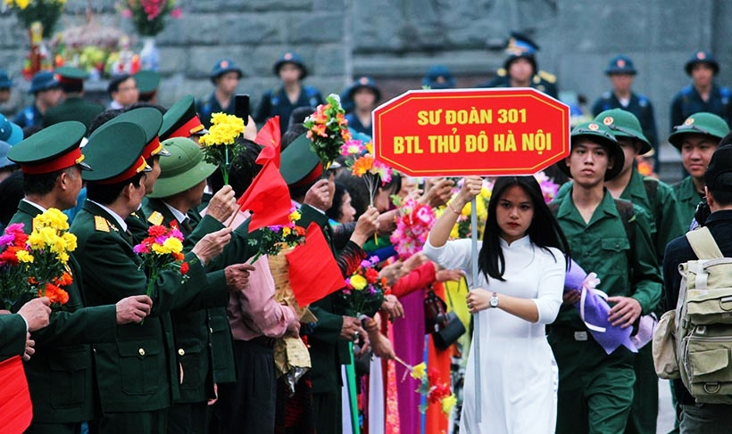 Tại lễ giao quân, nhiều hình ảnh xúc động giữa quân nhân và người thân.