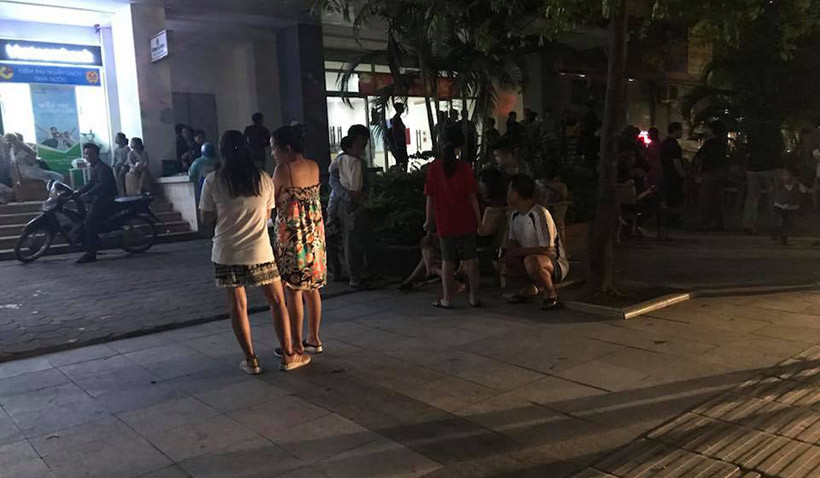 Người dân nhanh chóng tìm cách thoát ra khỏi tòa chung cư một cách nhanh nhất. Thậm chí nhiều người còn mặc nguyên quần áo, váy ngủ.