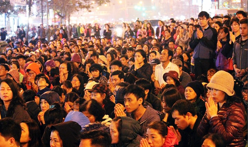 Tối ngày 2/3, hàng trăm người dân đã đến chùa Phúc Khánh (Hà Nội) để tham dự lễ giải hạn sao Thái Bạch. Đến 20h cùng ngày, sau phần lễ, dòng người bắt đầu ùn ùn kéo nhau ra các điểm phát lộc của nhà chùa.