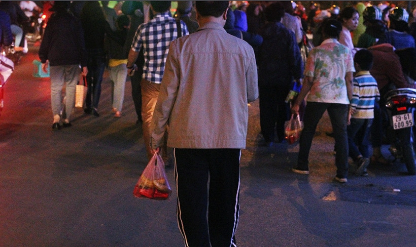 Những người xin được phần lộc nhanh chóng ra về.