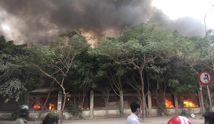 Ngọn lửa lan rộng, thiêu trụi các ki-ốt bên trong chợ Quang (Thanh Liệt, Thanh Trì, Hà Nội).