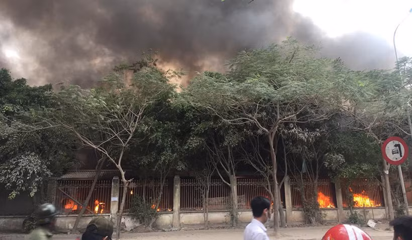 Ngọn lửa lan rộng, thiêu trụi các ki-ốt bên trong chợ Quang (Thanh Liệt, Thanh Trì, Hà Nội).