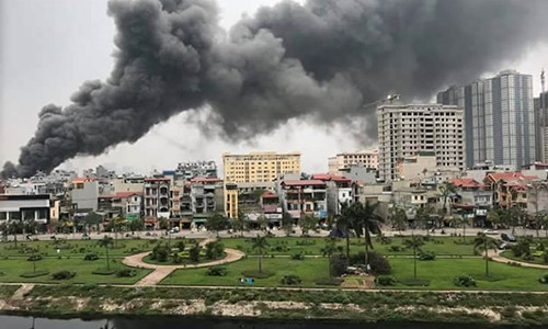 Khói lửa từ vụ cháy bốc cao nghi ngút, đứng từ xa cũng dễ dàng trông thấy.