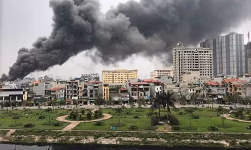 Khói lửa từ vụ cháy bốc cao nghi ngút, đứng từ xa cũng dễ dàng trông thấy.