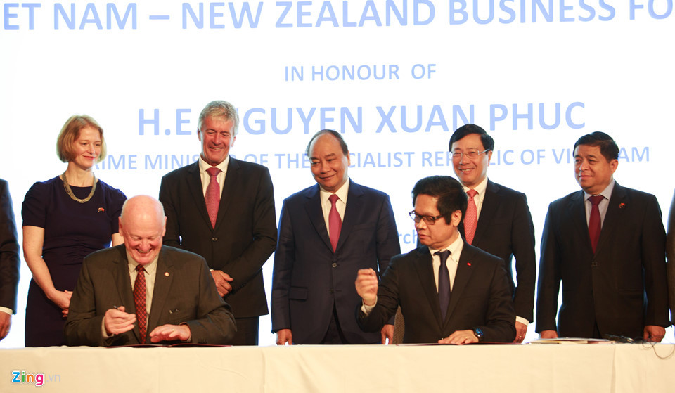 Thủ tướng Nguyễn Xuân Phúc và Bộ trưởng Nông nghiệp New Zealand Damien O'Connor chứng kiến lễ ký biên bản giữa VCCI và Chương trình liên kết chính phủ New Zealand (G2G) về hợp tác giữa doanh nghiệp hai bên. Đây là một phần của sự kiện diễn đàn doanh nghiệp Việt Nam - New Zealand được tổ chức ở Auckland sáng 13/3. Ảnh: Thanh Tuấn.
